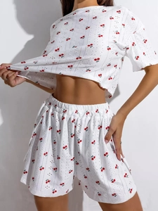 Detail des weißen Kirsch-Pyjama-Sets mit atmungsaktivem, strukturiertem Lochmuster-Stoff