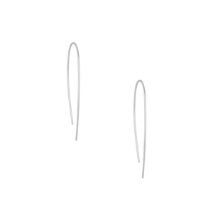 Dettaglio di eleganti orecchini a filo in argento sterling S925 dallo stile minimal