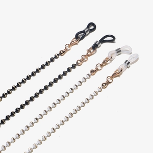 Set di quattro eleganti catenelle per occhiali in perline bianche e nere e oro