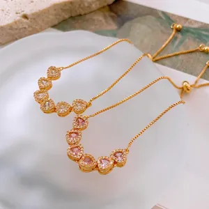 Bracelet ajustable plaqué or avec maillons en cœur et pierres de zircone roses et blanches