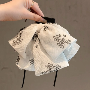 Pince à cheveux vintage française avec nœud floral blanc et texture textile élégante