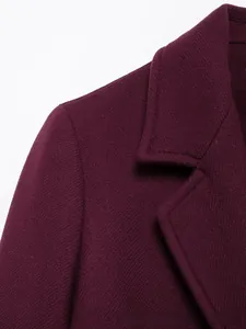 Détail du col à revers et de la texture en laine épaisse sur ce manteau violet foncé
