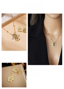 Details zum Hamsa-Hand-Schmuckset mit Türkis-Steinen und Vergoldung am Modell