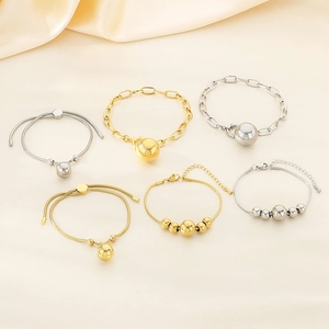 Detailansicht verschiedener polierter Metallkugelarmbänder in Gold- und Silberoptik