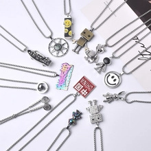 Détail de colliers hip hop avec pendentifs argentés robot, skateboard et coeur CHINA