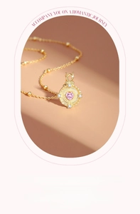 Detailansicht goldener Anhänger mit rosa Herz-Zirkonia und Sonnenstrahl-Gravur