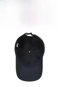 Dettaglio dell'interno del cappellino blu navy con tessuto traspirante e cinturino