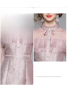 Détail de robe en dentelle rose avec encolure en tulle et nœud papillon à la taille