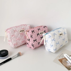 Quilted cotton makeup bag with bow print and ribbon zipper in pink and white colors