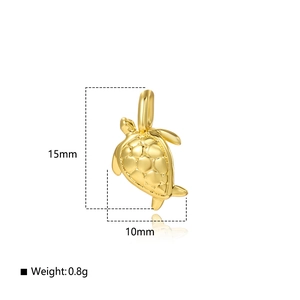 Detail of a 15x10mm golden sea turtle charm with weight and size technical annotations