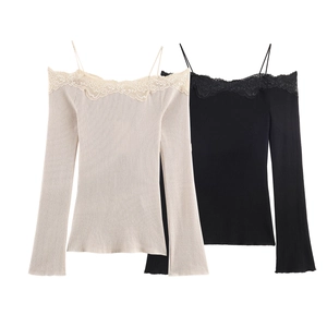 Elegantes schulterfreies Rippstrick-Oberteil mit zarter floraler Spitze und schmaler Passform