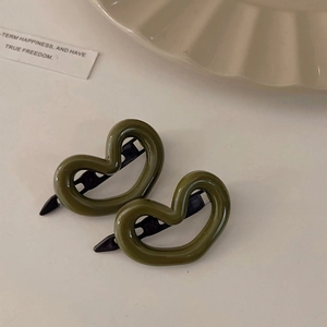 Détail de barrettes à cheveux cœur vert olive avec finition brillante et clip en métal