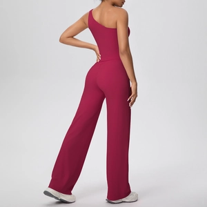 Détail du haut de yoga bordeaux à une épaule et pantalon large à taille haute assorti
