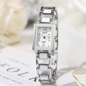 Vista macro dell'orologio rettangolare al quarzo con cassa argento e cinturino bianco