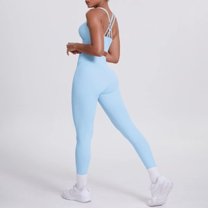 Dettaglio del set yoga azzurro con reggiseno sportivo incrociato e leggings a vita alta