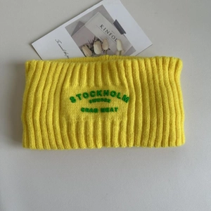 Gelbes Strick-Stirnband mit grüner Stockholm-Stickerei im nordischen Minimalismus-Stil