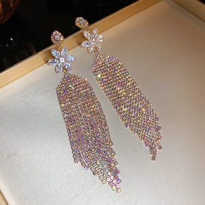 Boucles d'oreilles fleurs en or champagne avec glands en strass colorés brillants