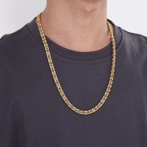Gros plan sur le collier à chaîne tressée en acier inoxydable doré pour homme urbain