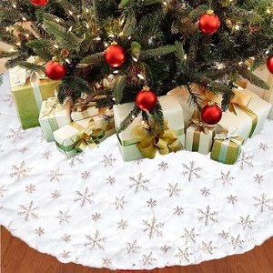 Jupe de sapin de Noël en peluche blanche avec flocons de neige dorés et boîtes cadeaux