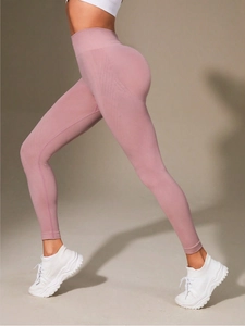 Détail du legging de yoga sans couture taille haute rose poudré avec texture côtelée
