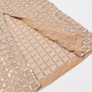 Sexy beiges rückenfreies Neckholder-Kleid mit silbernen Strasssteinen und Schlitz