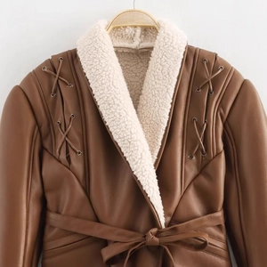 Veste pour femme en similicuir marron avec col en peau de mouton blanche et lacets épaule