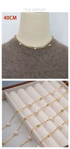 Vue détaillée d'un collier chaîne dorée de 40cm avec perles d'eau douce et billes