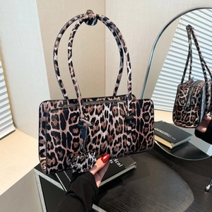 Leopard Print Shoulder Bag PU Leather Retro Baguette Handbag With Heart Shaped Charm Rivet Decor For Women