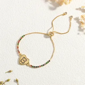 Detail eines Goldherz-Anhängers mit farbigem Zirkon B und verstellbarem Box-Armband