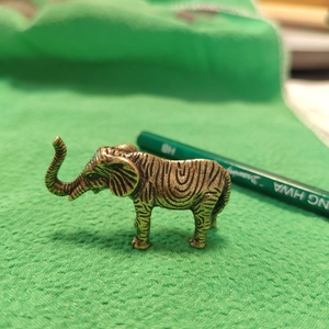 Figurine éléphant en laiton luxueuse avec motifs circulaires et trompe levée pour décor