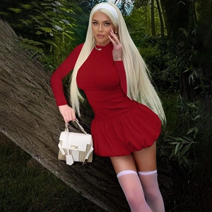 Robe en tricot rouge à manches longues avec ourlet à volants et jupe bouffante