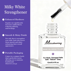 Gros plan du pinceau durcisseur pour ongles avec goutte sur fond blanc et violet