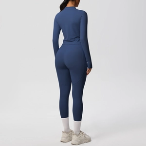 Vue arrière de l'ensemble de yoga bleu foncé avec haut zippé et legging taille haute