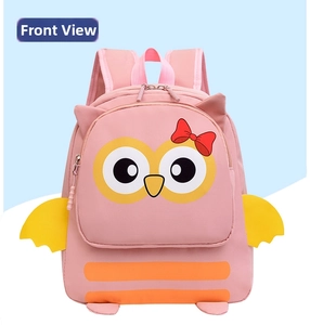 Vista detallada de la mochila de búho rosa con lindas orejas y alas en 3D infantil