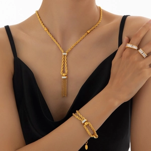 Parure de bijoux dorés à double chaîne torsadée avec cristaux sur un mannequin