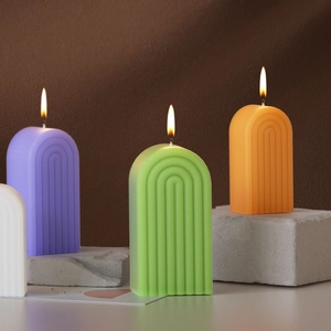 Velas aromáticas de arco a rayas en forma de U sobre bases de piedra con llamas