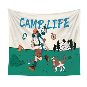 Détail macro de la tapisserie de camping montrant l'illustration CAMP LIFE et montagne