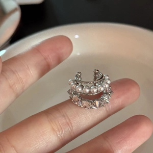 Manchette d'oreille argentée double rangée avec perles blanches et zircons scintillants