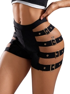 Detail der schwarzen High-Waist-Cut-Out-Shorts mit dekorativen goldenen Metallschnallen