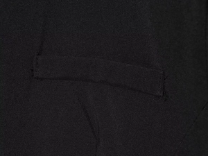 Détail des coutures de la poche et de la texture du tissu en sergé sur la combinaison
