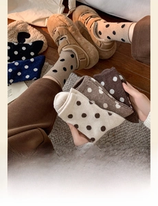 Détail de chaussettes épaisses en laine mélangée avec motif à pois pour l'automne