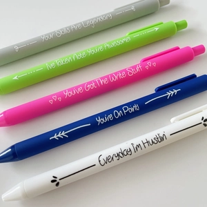 Detail of 5-pack retractable pens in matte colors with motivational English slogans