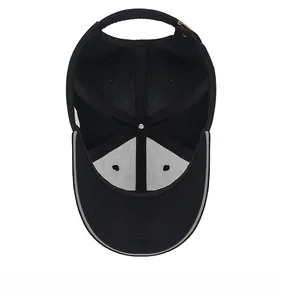 Vue détaillée de l'intérieur d'une casquette noire avec doublure et boucle réglable