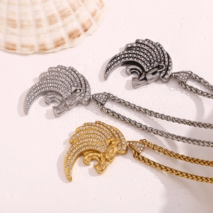 Gros plan de pendentifs tête de lion hip hop avec zircons et chaînes tressées