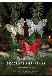 Vue détaillée de pinces papillon de Noël pailletées avec gemmes sur branches de sapin