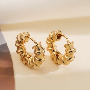 Créoles vintage plaquées or 18 carats avec design en spirale pour un style minimaliste