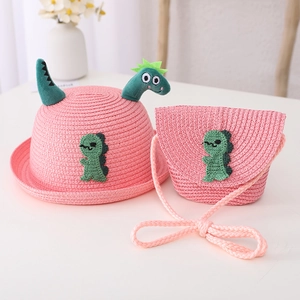 Nahaufnahme der Textur von rosa Kinderstrohhut und passender Dinosaurier-Tasche Set