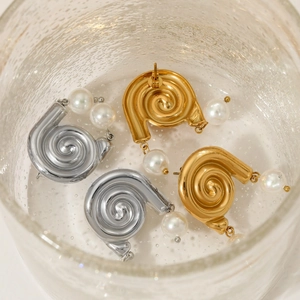 Boucles d'oreilles coquillages dorées et argentées avec perles sur verre texturé