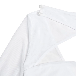 Gros plan sur le tissu en maille blanche avec bouton perle à l'épaule et texture fine