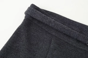 Nahaufnahme der feinen Twill-Nähte und der dunkelgrauen Stoffstruktur an diesem Damenanzug